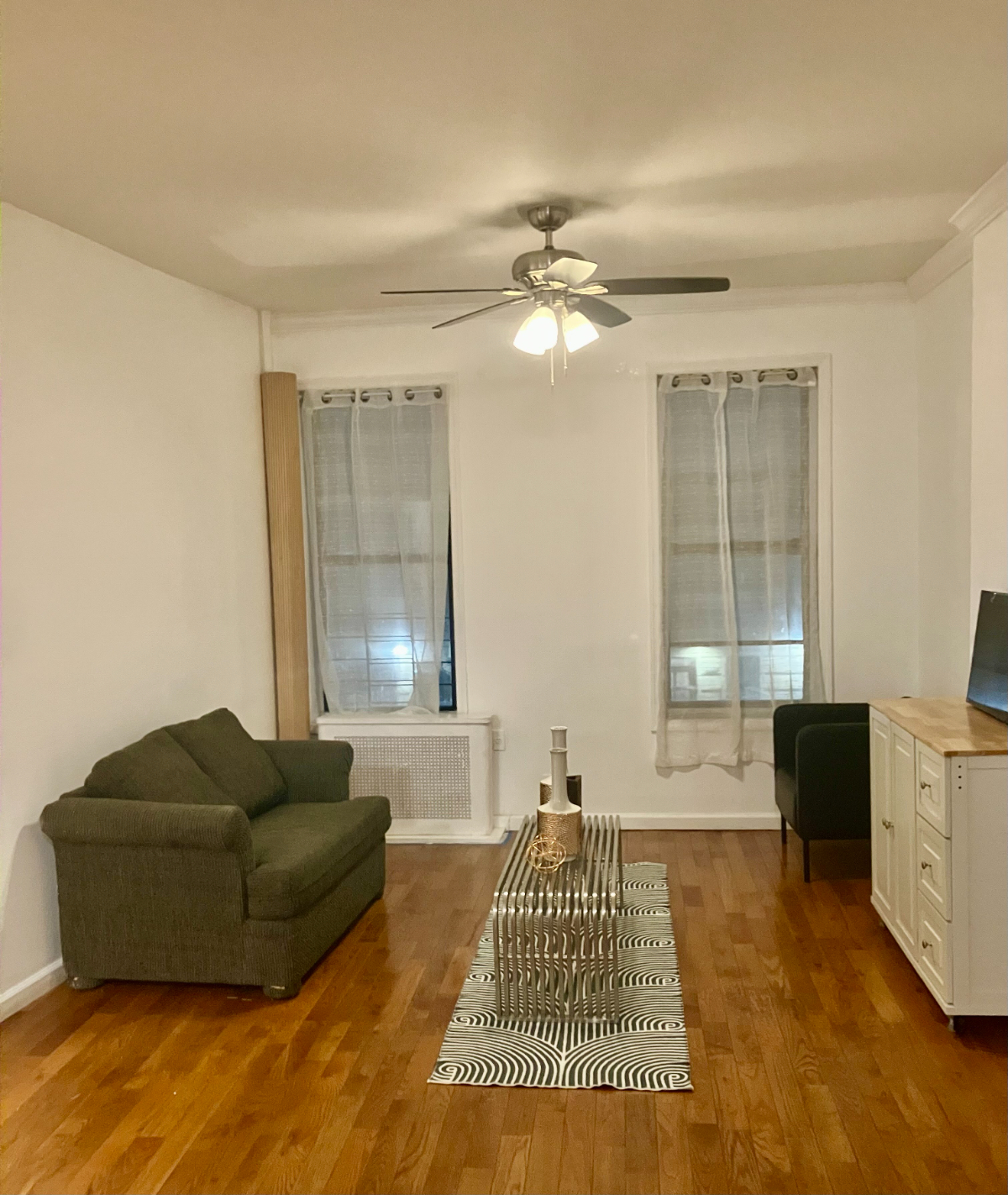 Bright 2-Bed, 2-Bath Apartment with Modern Kitchen and Easy Transit Access - Photo 2