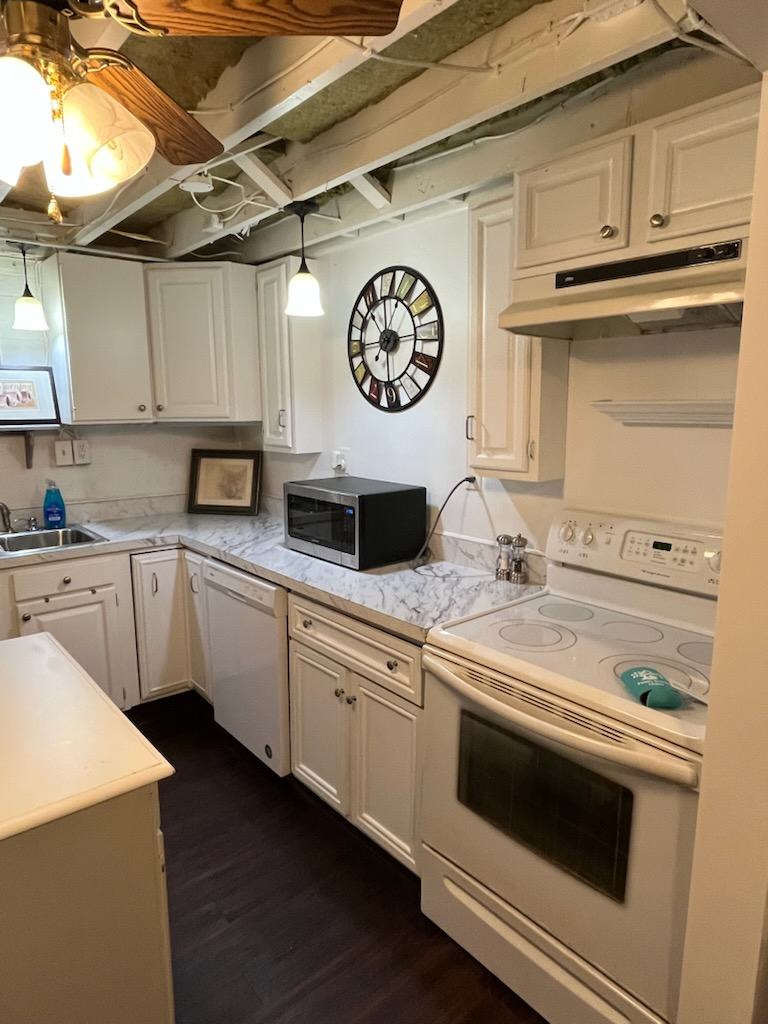 Charming Basement Apartment -- Fully Furnished with Utilities Included, Garage Parking & Shared Outd - Photo 5
