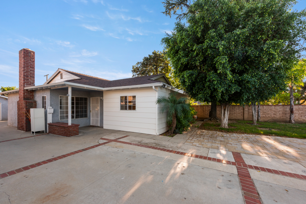 Fenced 4BR - Pets OK, Park4Cars, W/D + Office Desks! - Photo 1