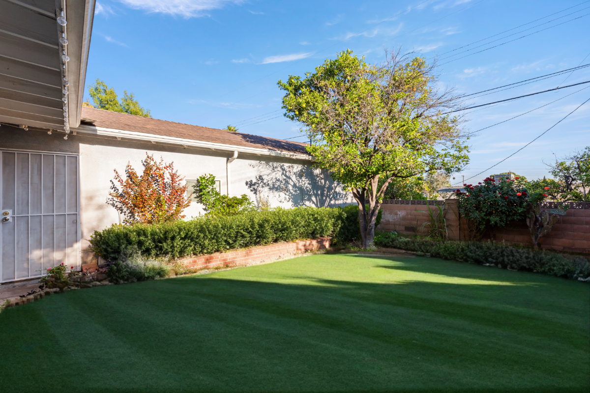 Fenced 4BR - Pets OK, Park4Cars, W/D + Office Desks! - Photo 6