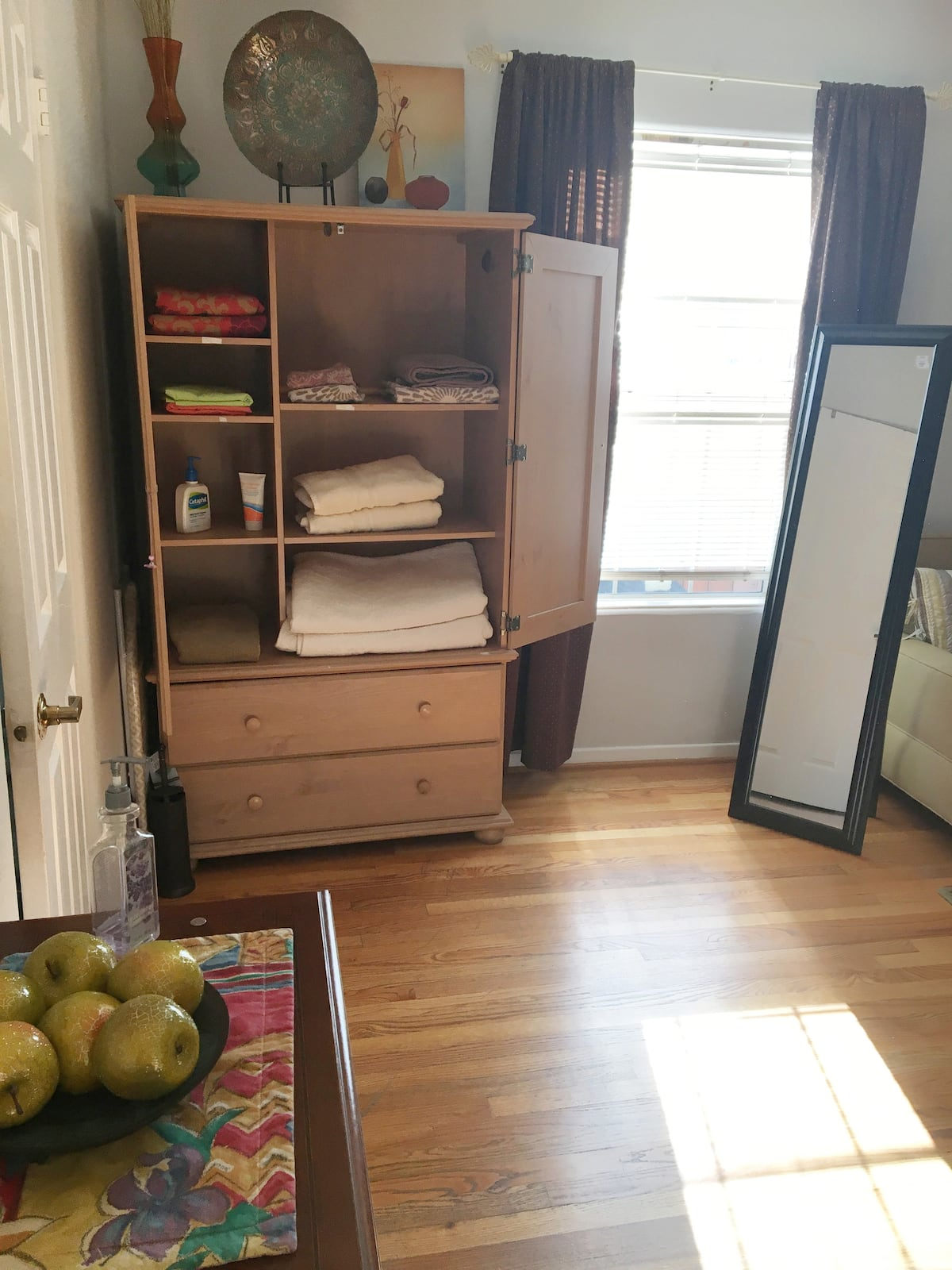 Large Private Studio in the Heart of Los Angeles- Comfort, Privacy & Great Location - Photo 2