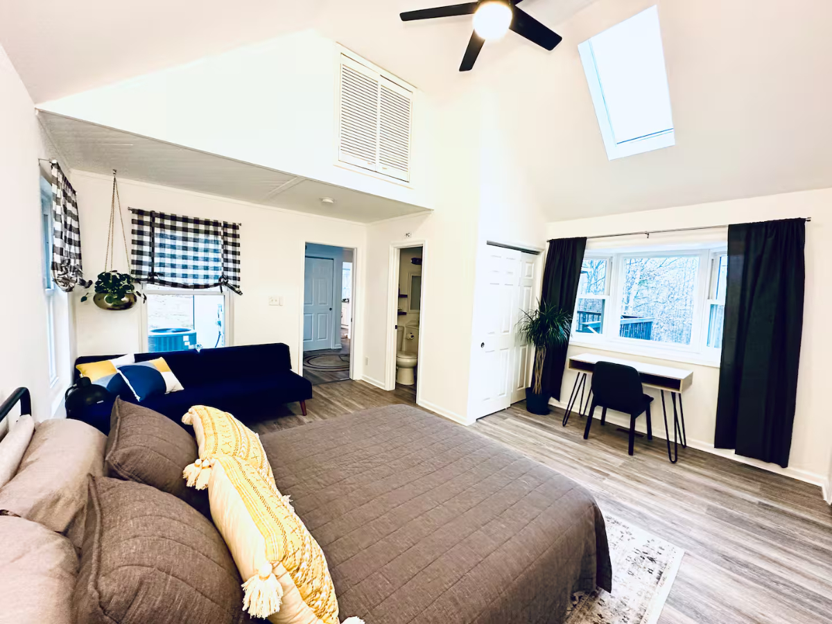 2BR Chalet near Winchester, Martinsburg and Inwood - Fast WiFi, Workspace, Family and Pet-Friendly,  - Photo 2