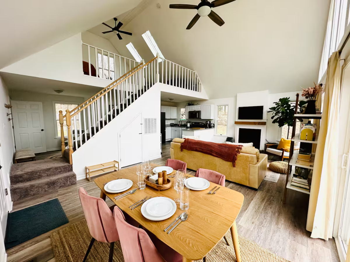 2BR Chalet near Winchester, Martinsburg and Inwood - Fast WiFi, Workspace, Family and Pet-Friendly,  - Photo 3