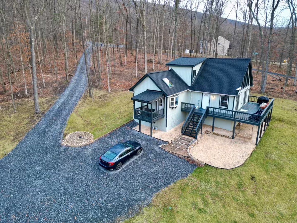 2BR Chalet near Winchester, Martinsburg and Inwood - Fast WiFi, Workspace, Family and Pet-Friendly,  - Photo 4