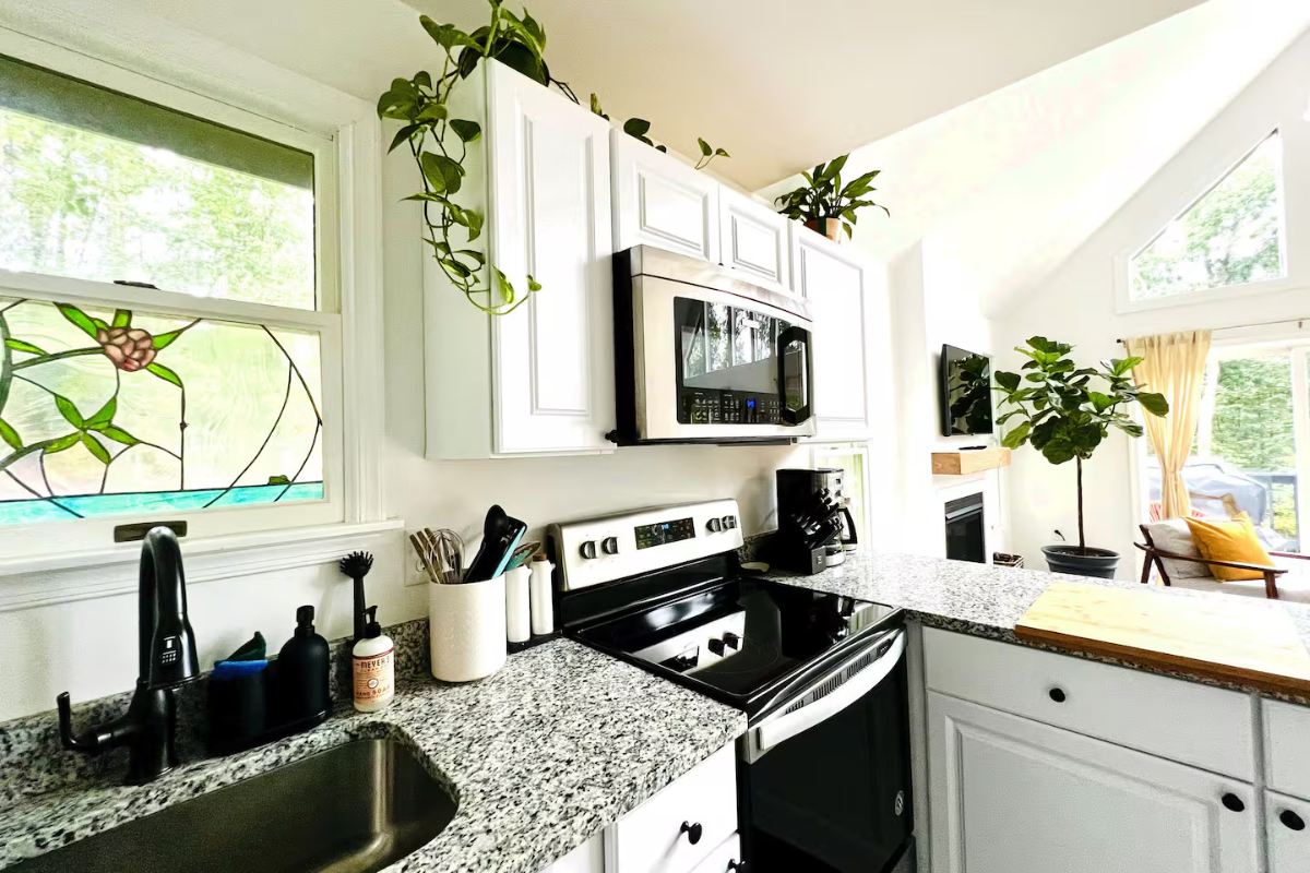2BR Chalet near Winchester, Martinsburg and Inwood - Fast WiFi, Workspace, Family and Pet-Friendly,  - Photo 5