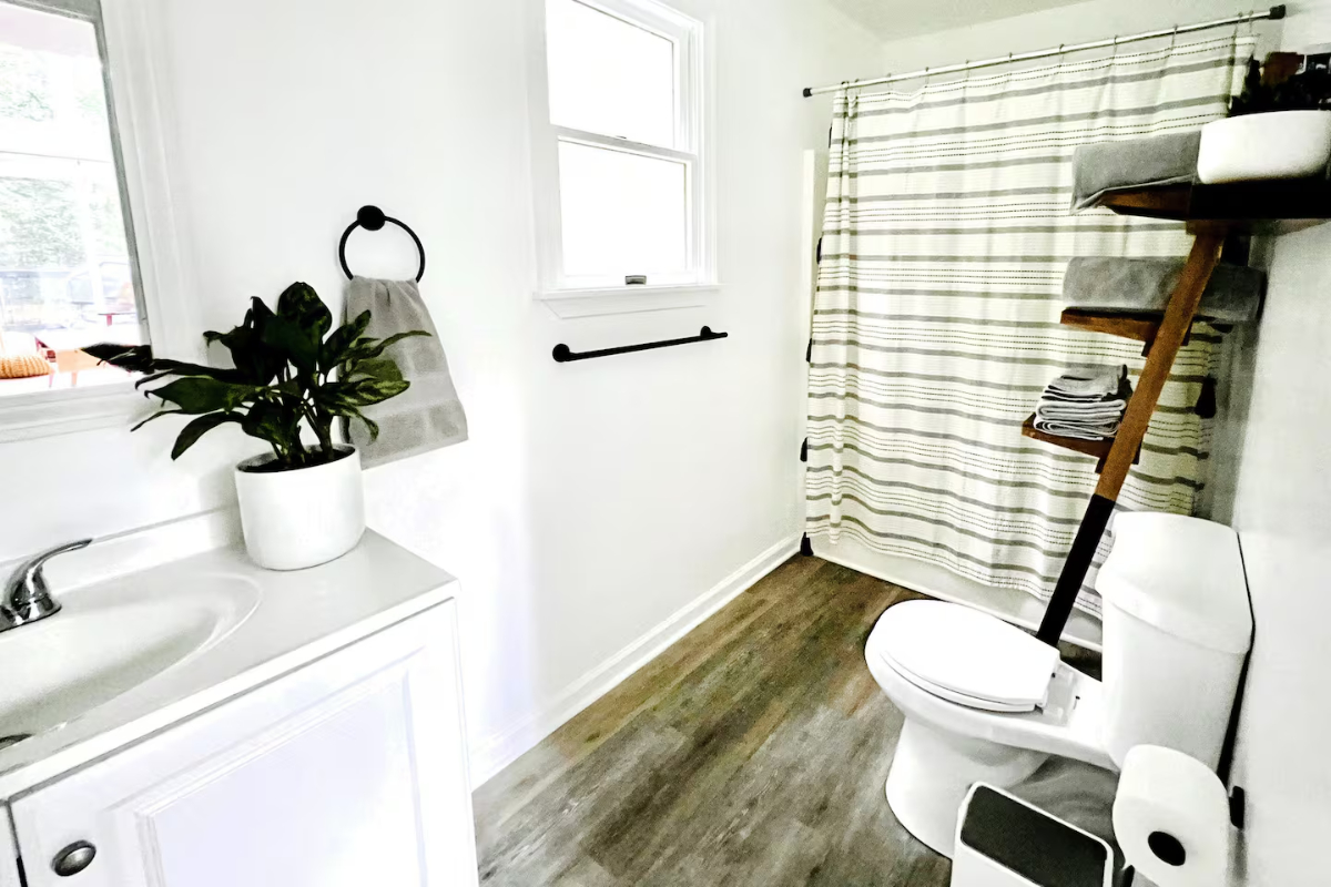 2BR Chalet near Winchester, Martinsburg and Inwood - Fast WiFi, Workspace, Family and Pet-Friendly,  - Photo 9
