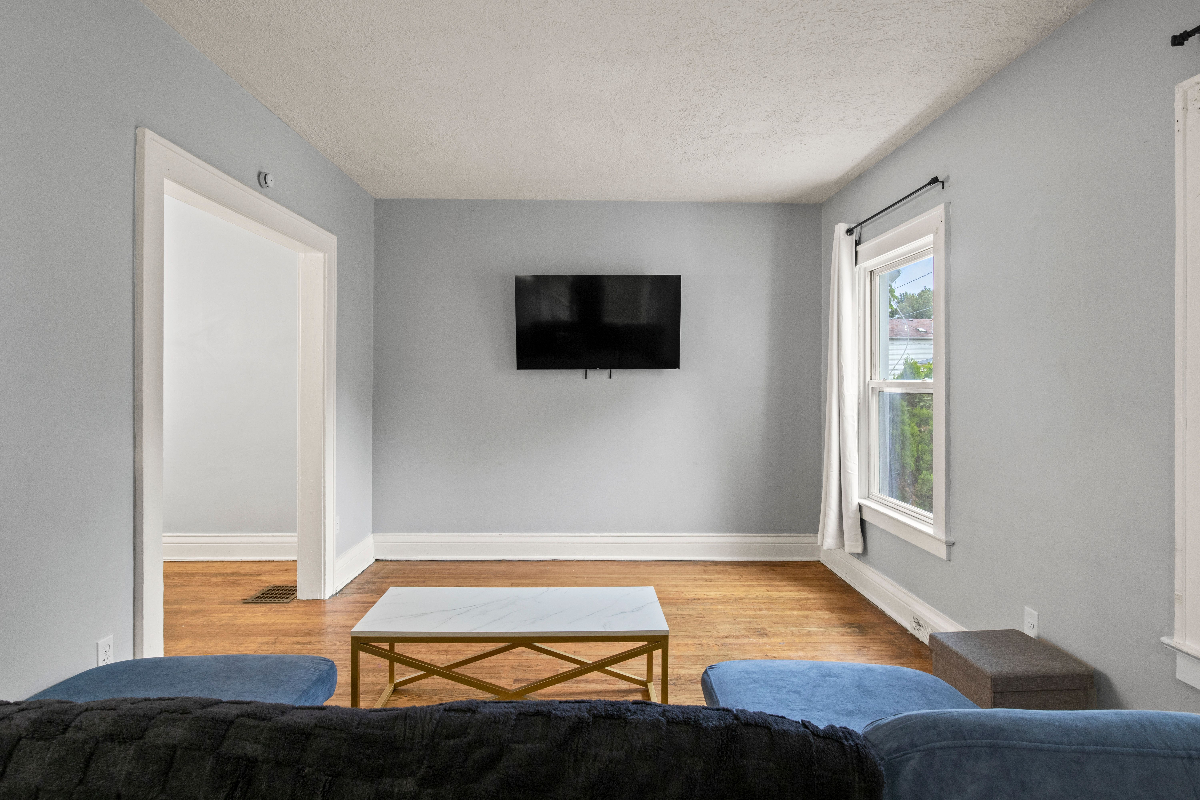 Inviting and spacious townhouse - 3 bedroom 1 bathroom - Photo 2