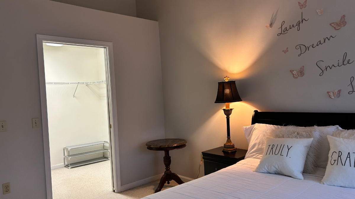 Comfortable Private Suite in Clean Townhouse with Easy Access to Everything - Photo 2
