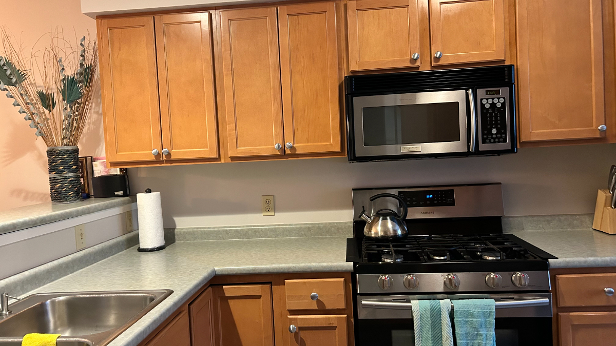 Comfortable Private Suite in Clean Townhouse with Easy Access to Everything - Photo 9
