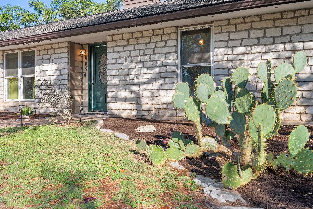 Beautiful 3/1 on half an acre with a Huge Fenced Backyard and Hot Tub - Photo 6