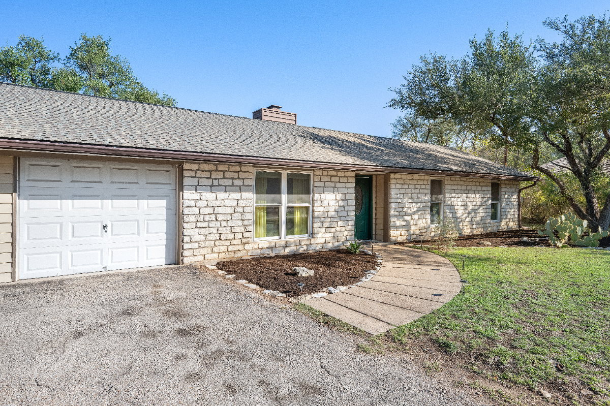 Beautiful 3/1 on half an acre with a Huge Fenced Backyard and Hot Tub - Photo 7