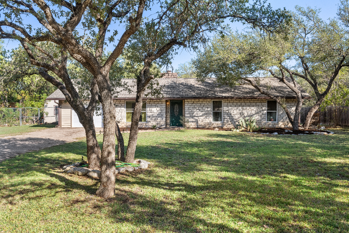 Beautiful 3/1 on half an acre with a Huge Fenced Backyard and Hot Tub - Photo 2