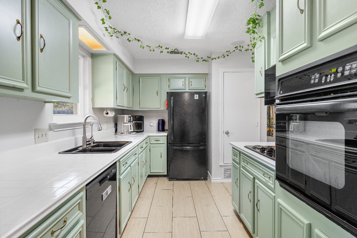 Beautiful 3/1 on half an acre with a Huge Fenced Backyard and Hot Tub - Photo 8