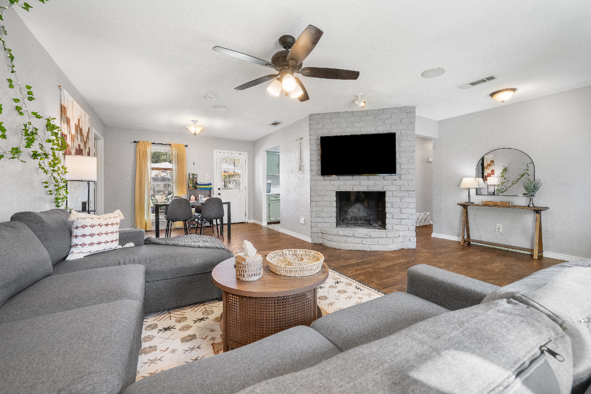 Beautiful 3/1 on half an acre with a Huge Fenced Backyard and Hot Tub - Photo 3