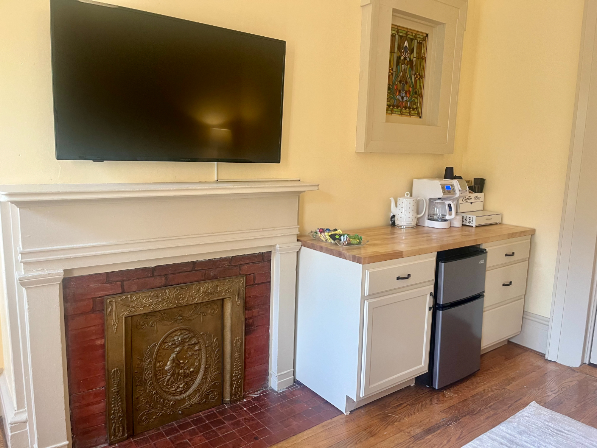 Guest Suite in Historic Mansion in Downtown Ithaca - Photo 1