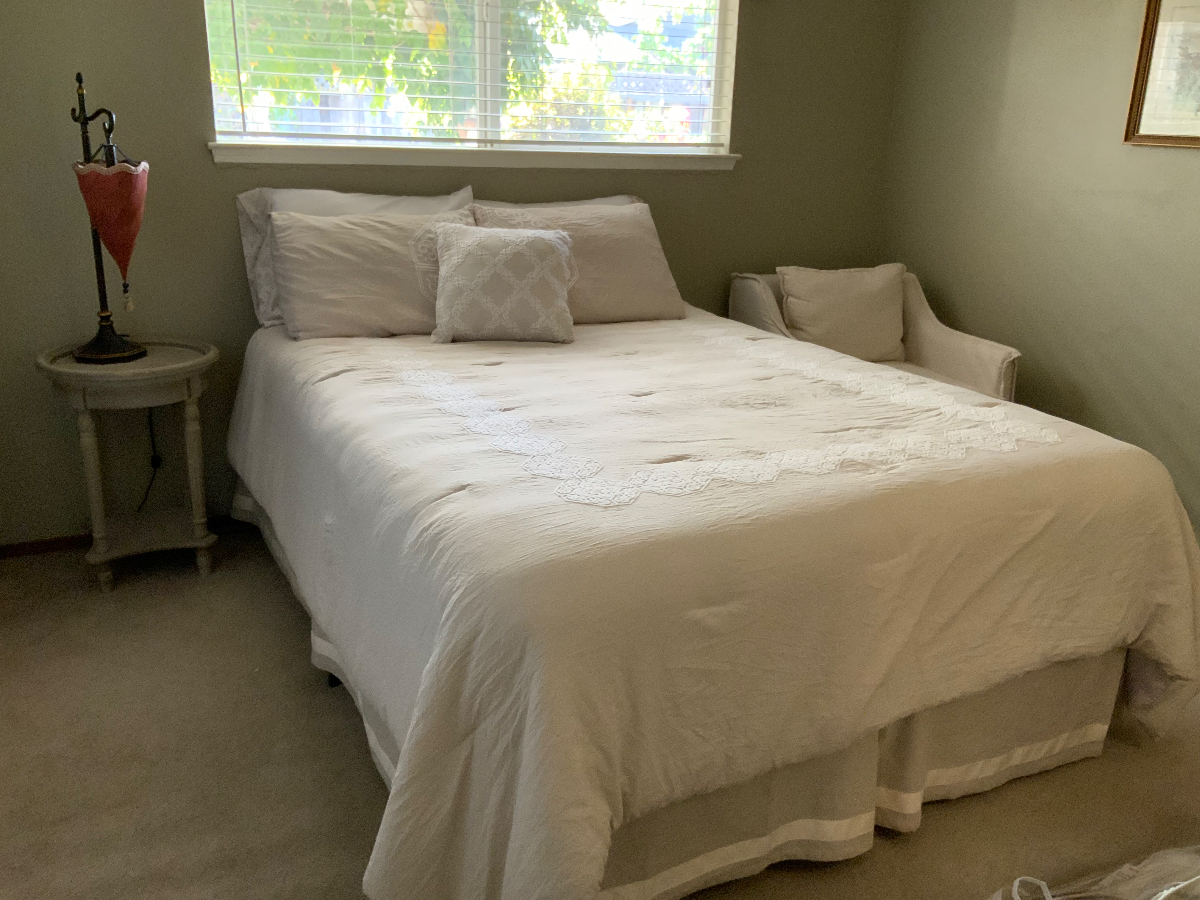 Private room, private bath, female, single family home - Photo 1