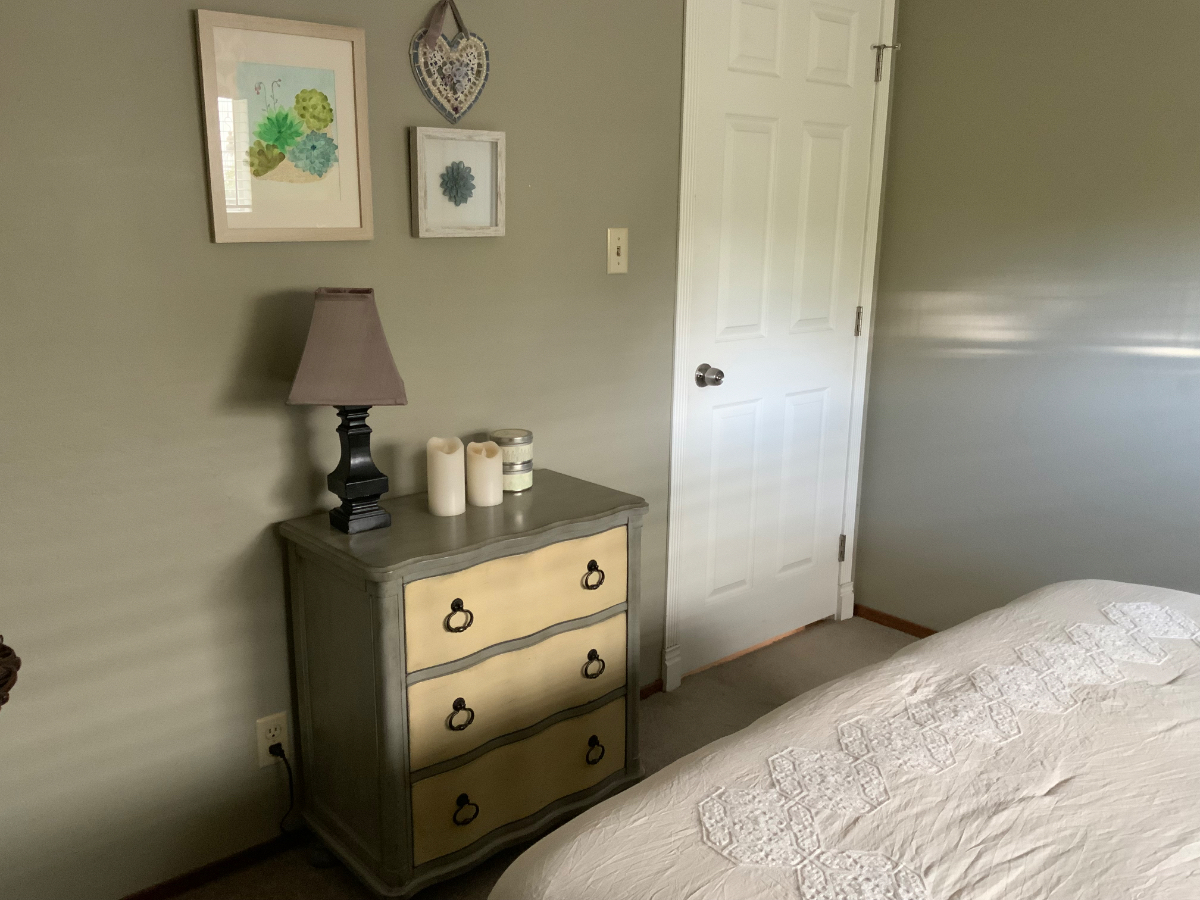 Private room, private bath, female, single family home - Photo 2