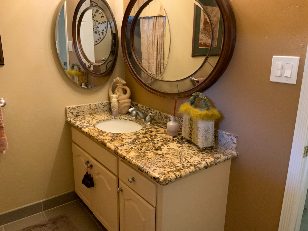 Private room, private bath, female, single family home - Photo 3