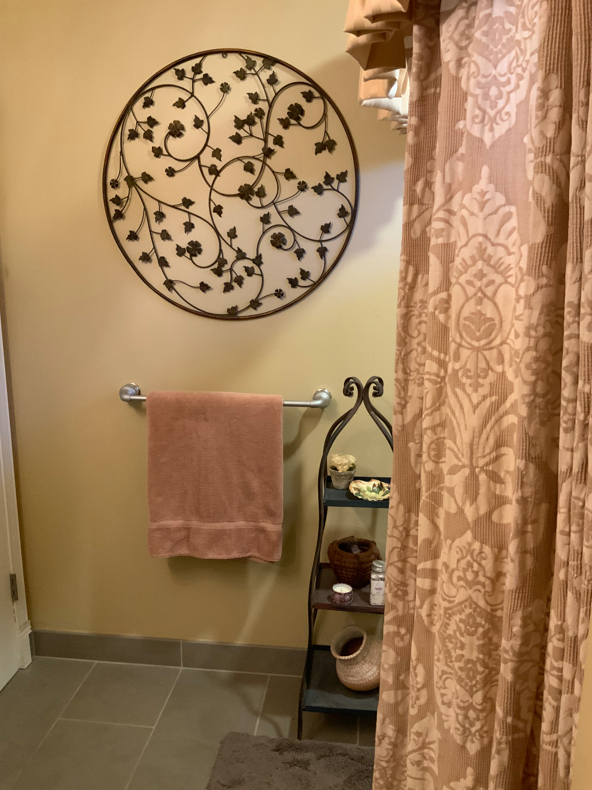Private room, private bath, female, single family home - Photo 4
