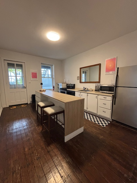 Beautiful Sun Filled Furnished Apartment for Rent - Photo 1