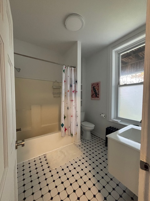 Beautiful Sun Filled Furnished Apartment for Rent - Photo 4