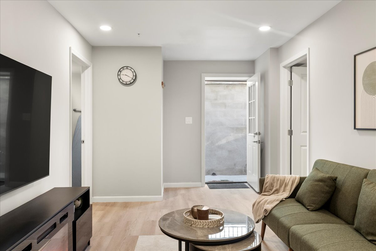 Cozy 2 bedroom with office, parking and metro access - Photo 3