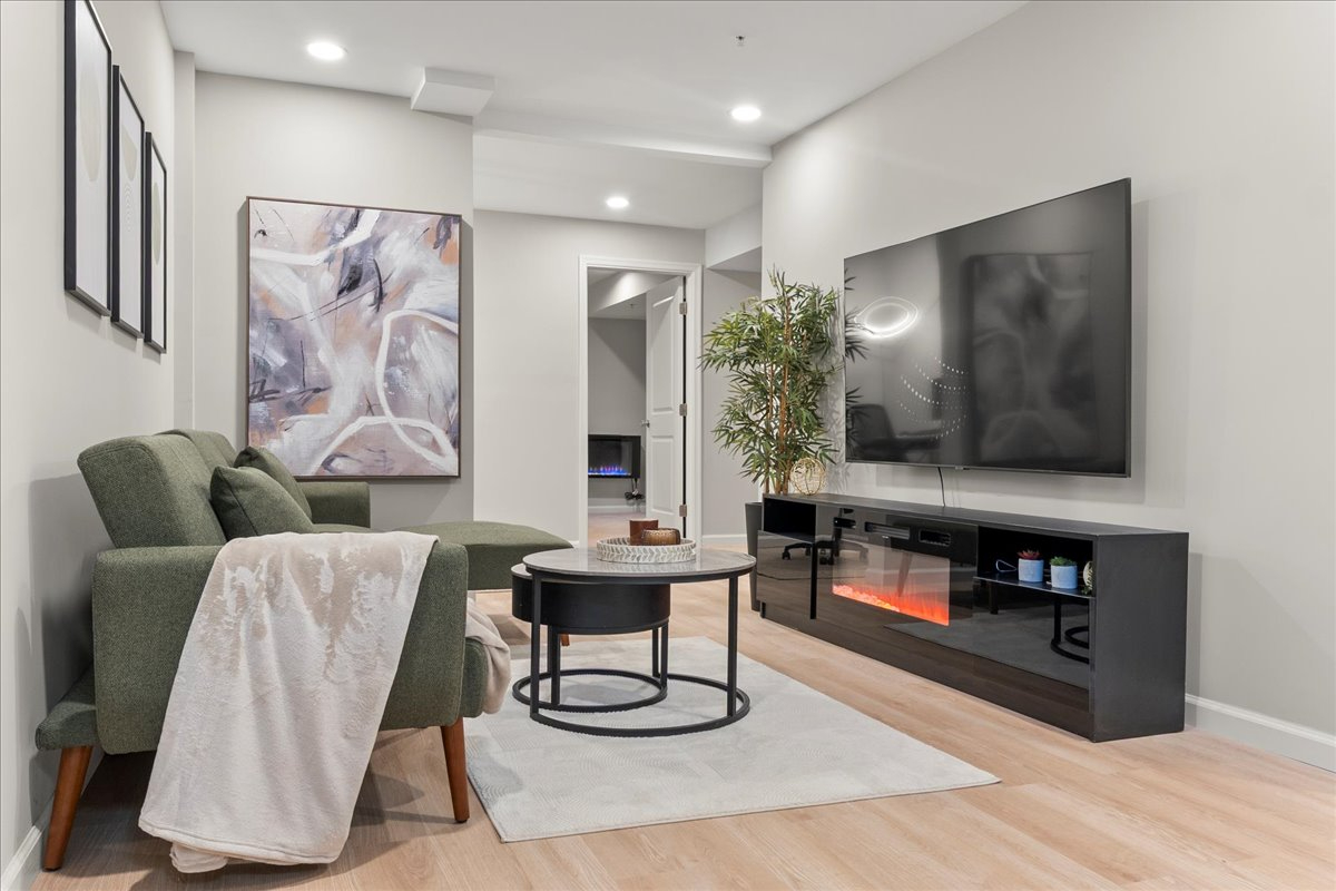 Cozy 2 bedroom with office, parking and metro access - Photo 2