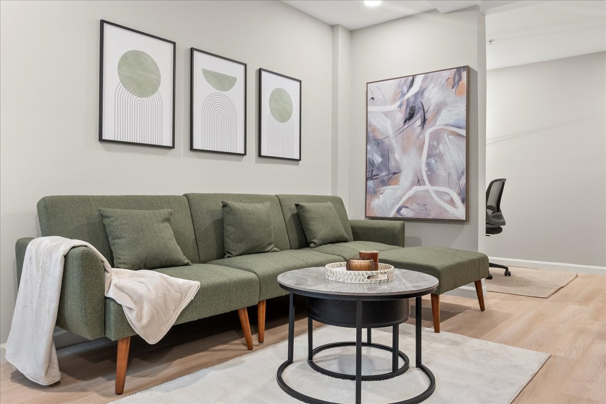 Cozy 2 bedroom with office, parking and metro access - Photo 4