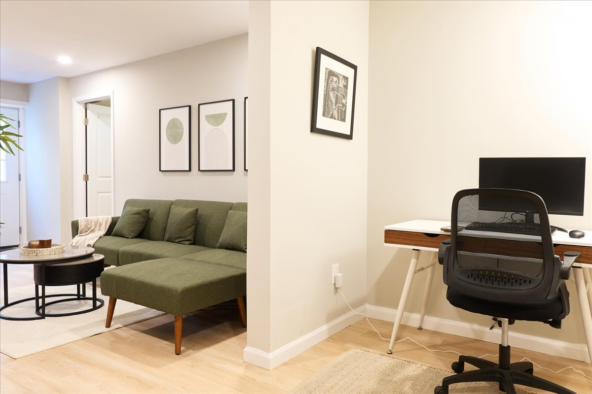 Cozy 2 bedroom with office, parking and metro access - Photo 5
