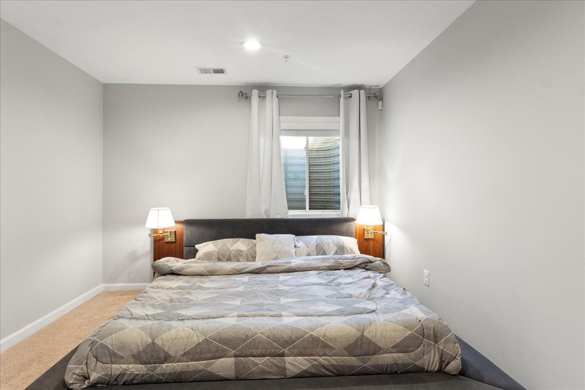 Cozy 2 bedroom with office, parking and metro access - Photo 8