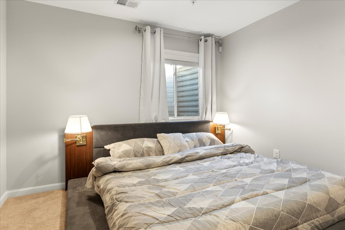 Cozy 2 bedroom with office, parking and metro access - Photo 9