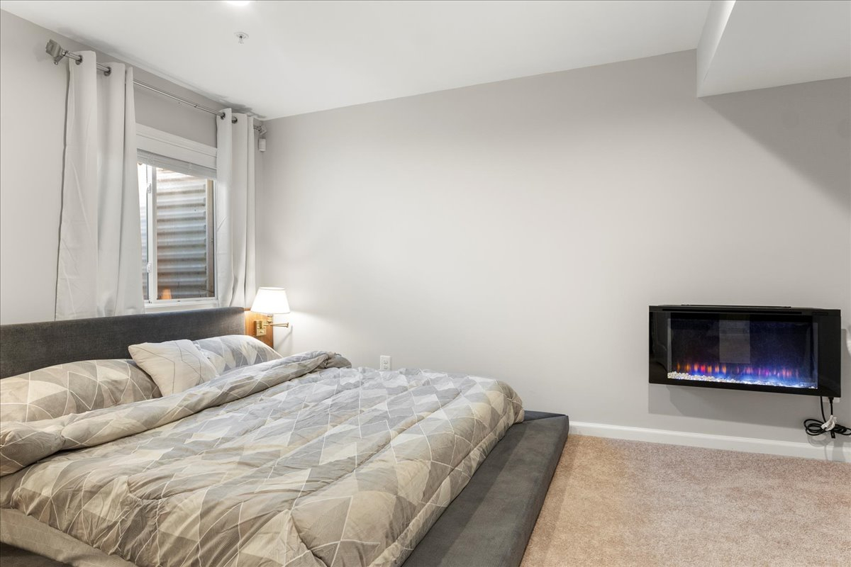 Cozy 2 bedroom with office, parking and metro access - Photo 7