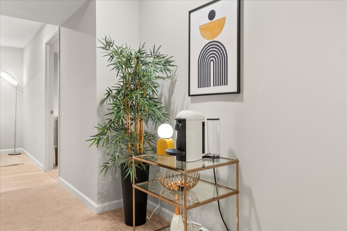 Cozy 2 bedroom with office, parking and metro access - Photo 12