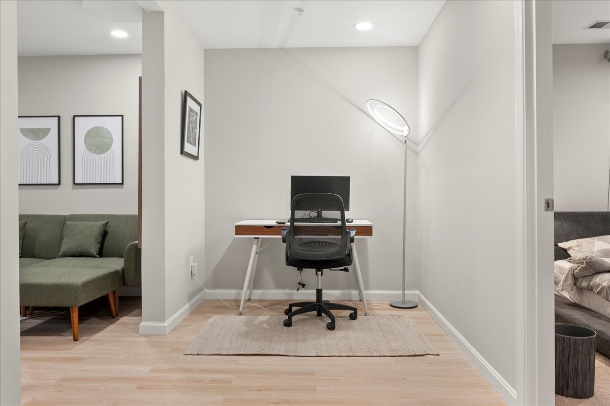 Cozy 2 bedroom with office, parking and metro access - Photo 6