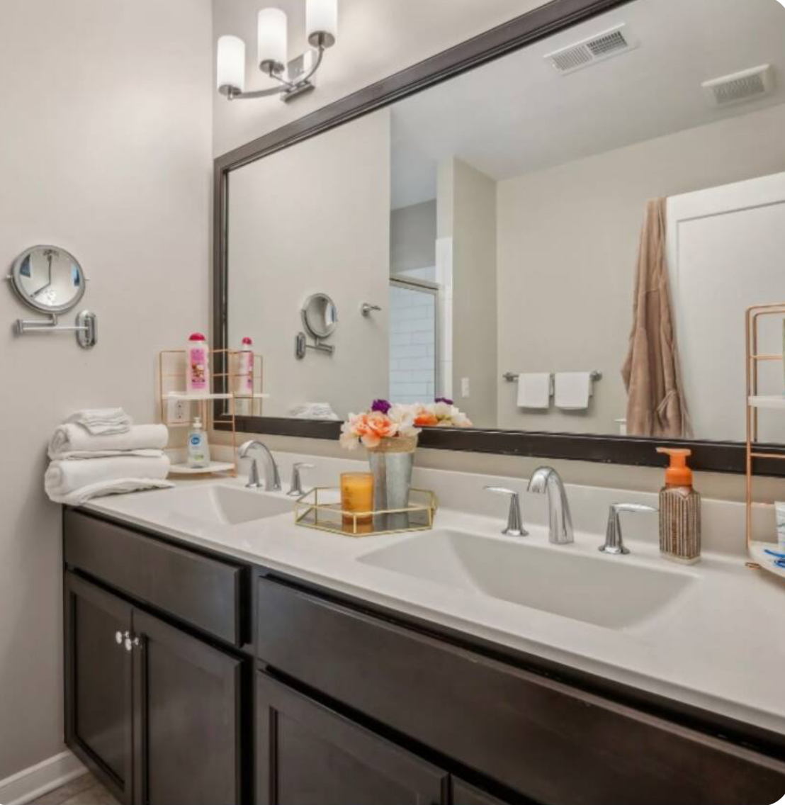 Chic 4BR TH l Corporate & Extended Stays l w/ Metro Access & Parking - Photo 1