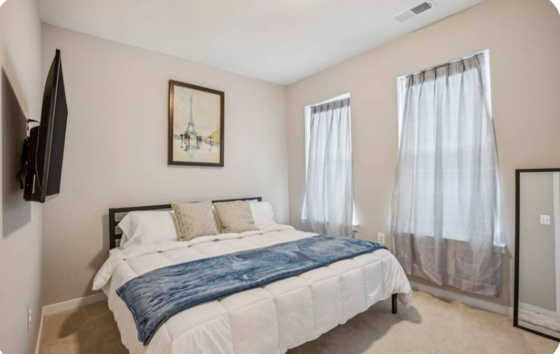 Chic 4BR TH l Corporate & Extended Stays l w/ Metro Access & Parking - Photo 3