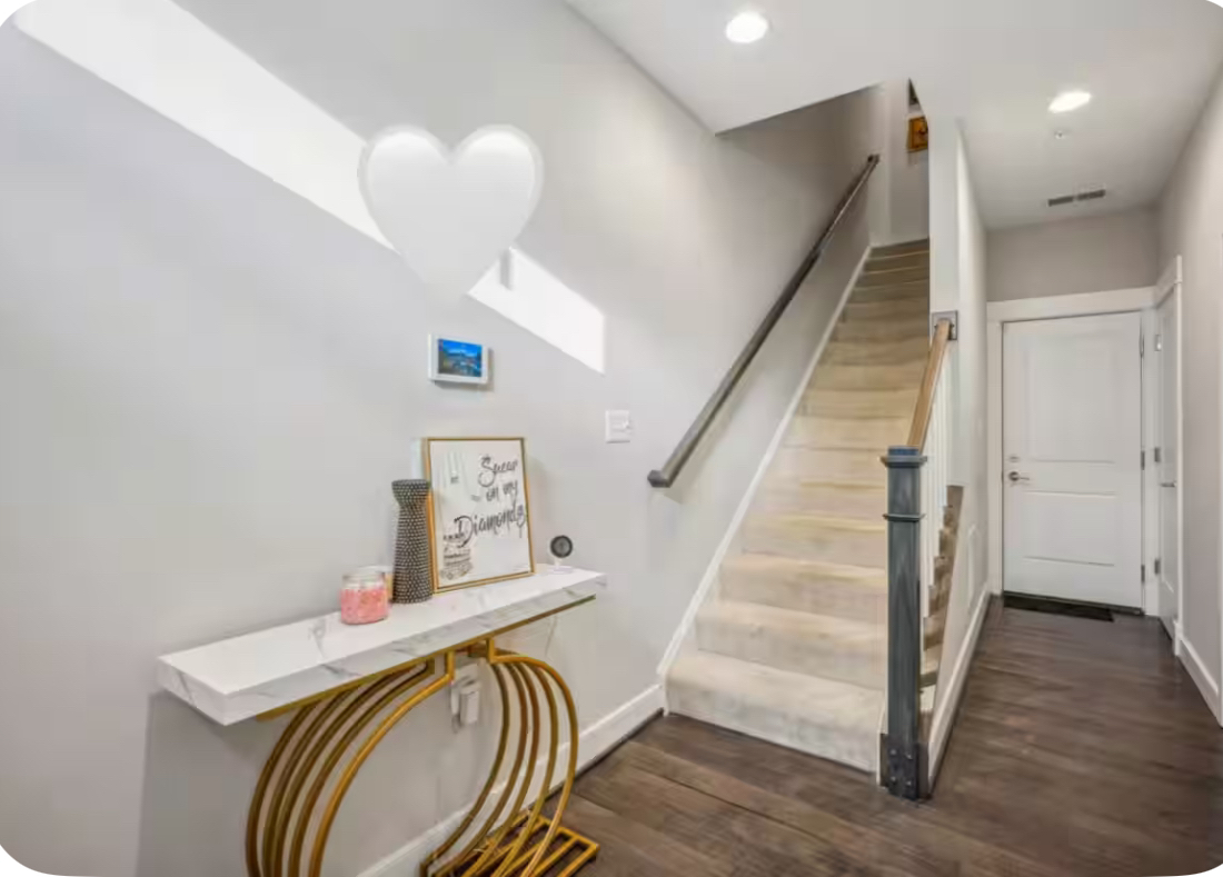 Chic 4BR TH l Corporate & Extended Stays l w/ Metro Access & Parking - Photo 2