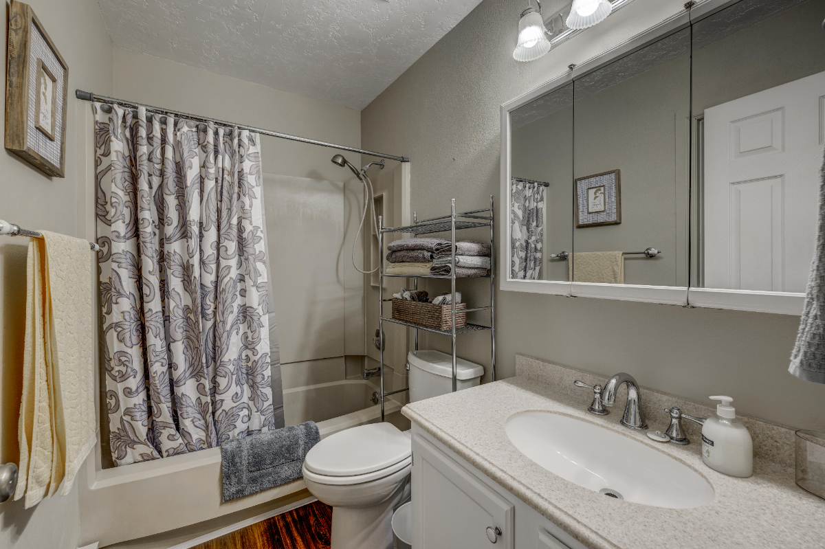 Perfectly Furnished 2 Bedroom 1 Bathroom Condo - Photo 4