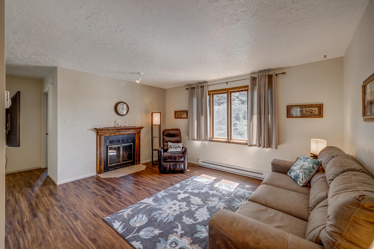 Perfectly Furnished 2 Bedroom 1 Bathroom Condo - Photo 1