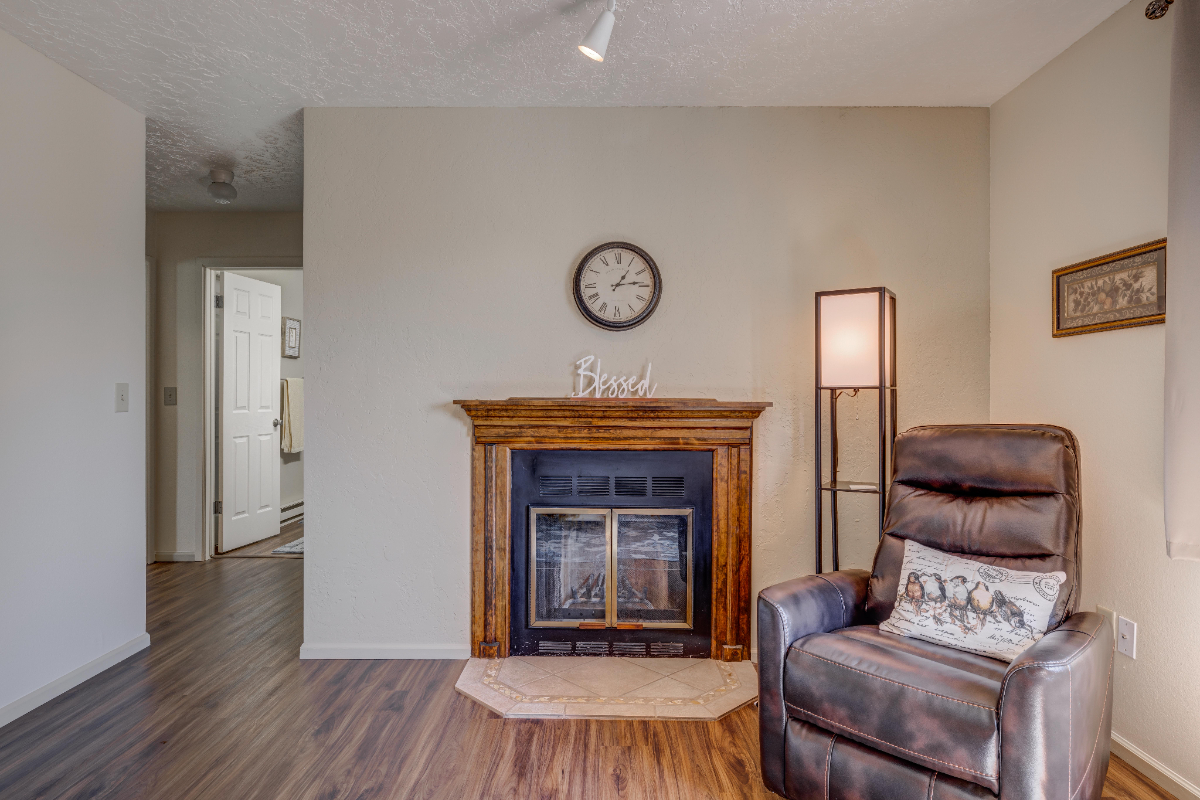 Perfectly Furnished 2 Bedroom 1 Bathroom Condo - Photo 3