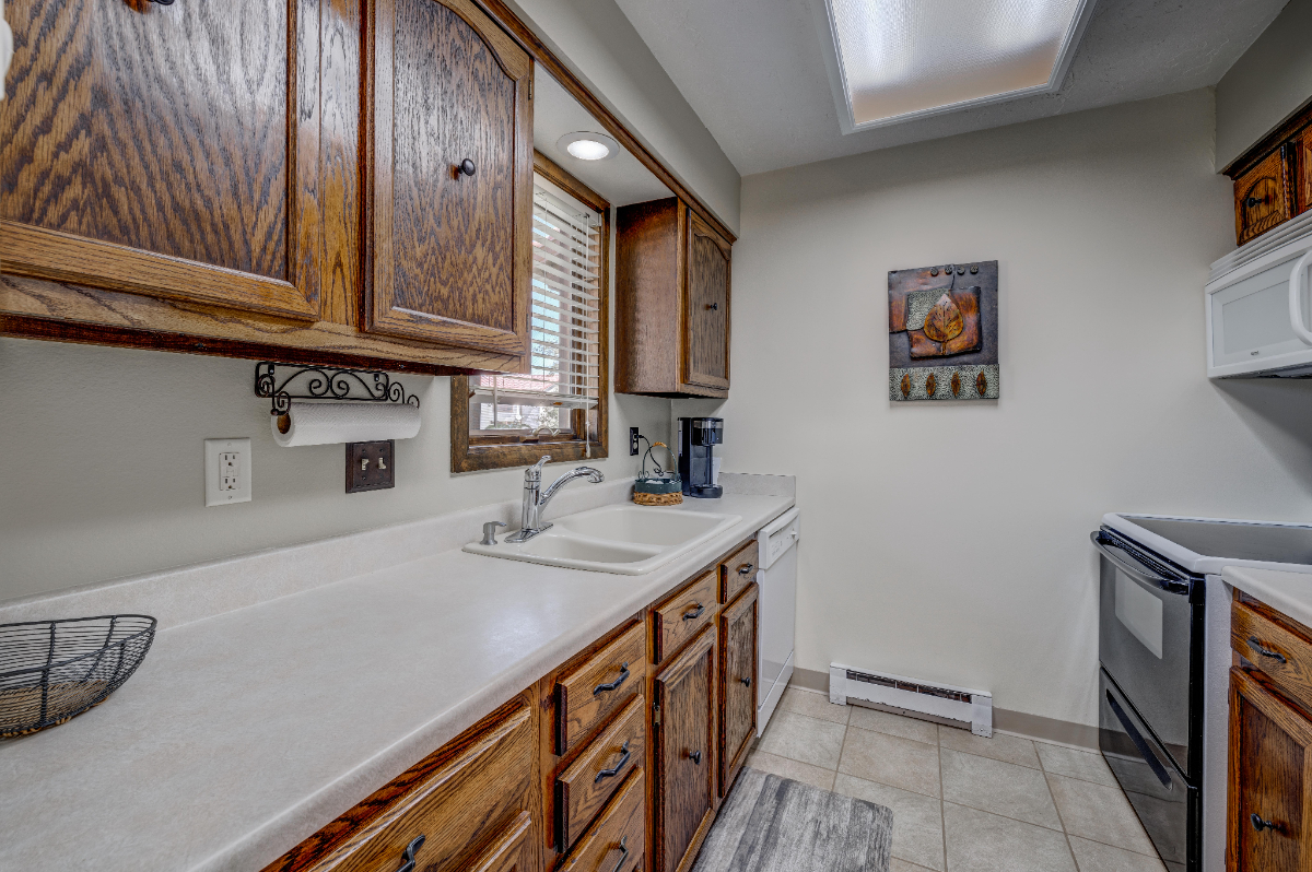 Perfectly Furnished 2 Bedroom 1 Bathroom Condo - Photo 6