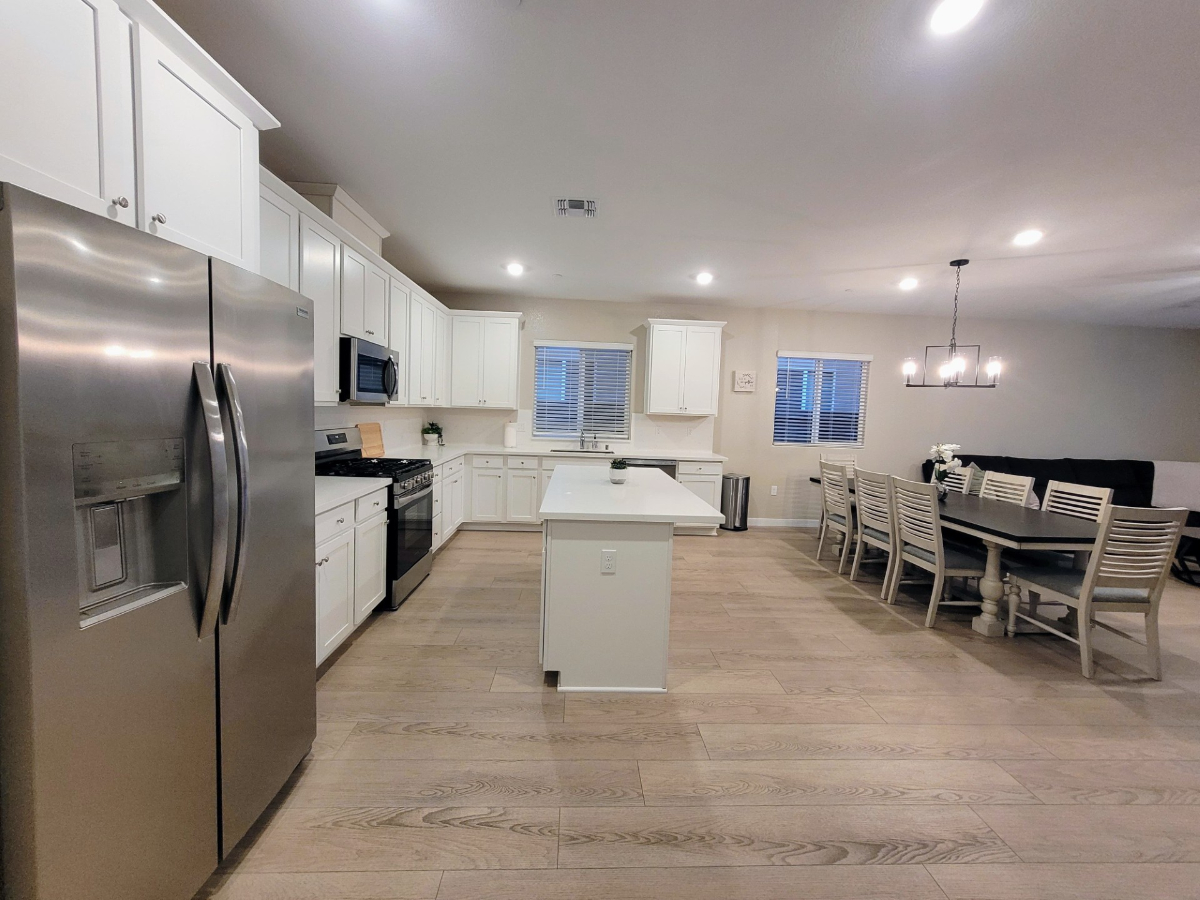 Comfortable & Spacious 4-Bedroom House with Solar Panel, Utilities Included, and Convenient Stockton Location - Photo 5