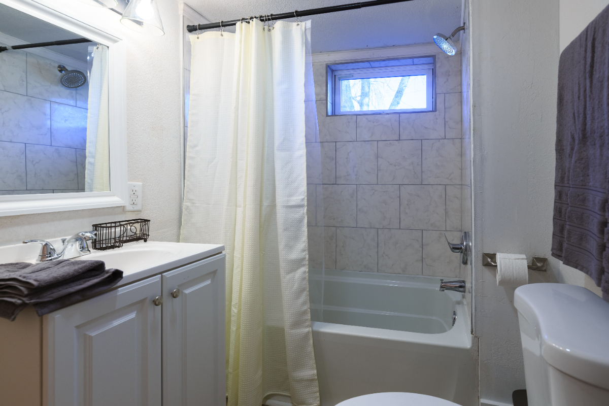 King Bed, Spacious 1Bed/1Bath, Fenced Private Yard, Downtown Indy, Safe and Quiet Neighborhood - Photo 2
