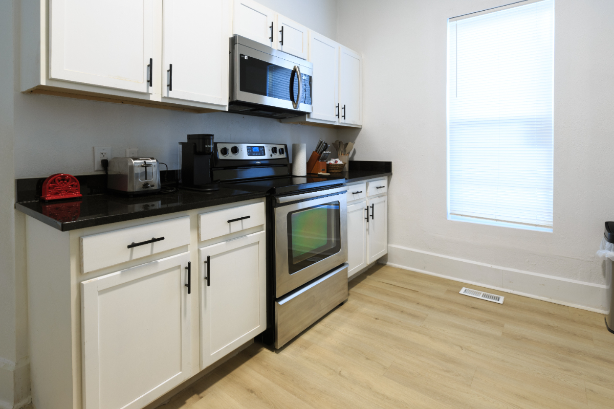 King Bed, Spacious 1Bed/1Bath, Fenced Private Yard, Downtown Indy, Safe and Quiet Neighborhood - Photo 5