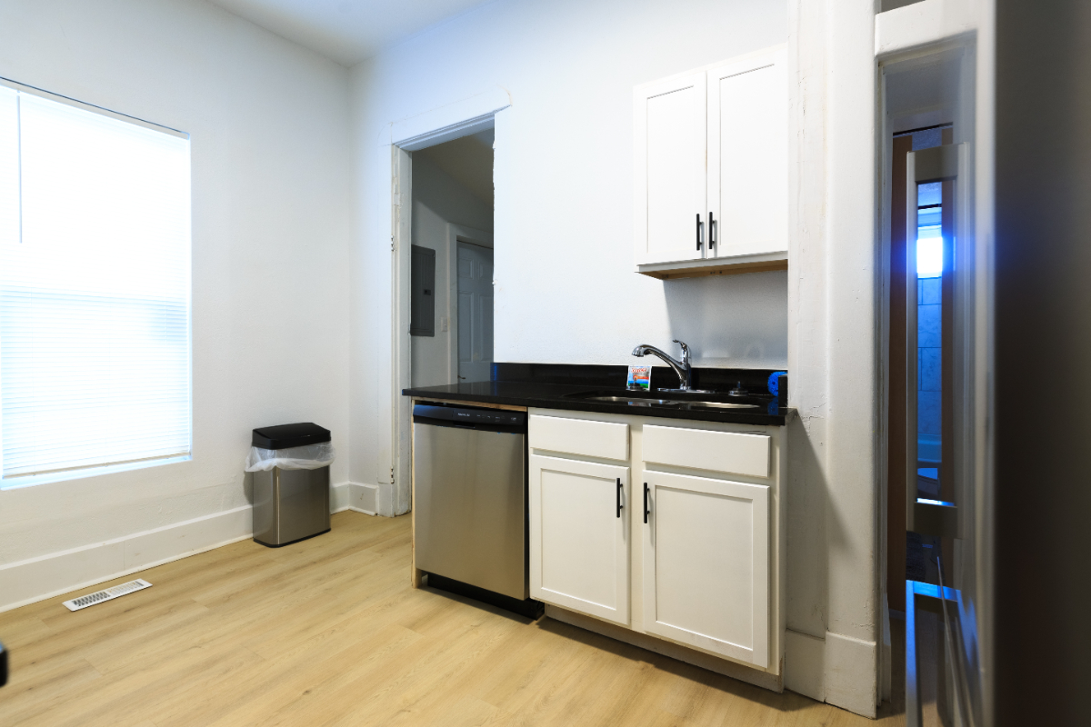 King Bed, Spacious 1Bed/1Bath, Fenced Private Yard, Downtown Indy,  Safe and Quiet Neighborhood - Photo 6