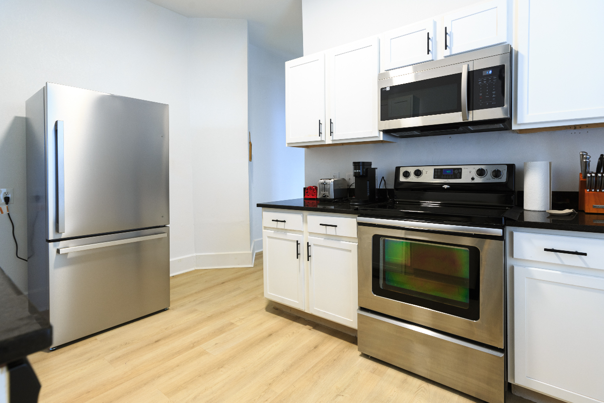 King Bed, Spacious 1Bed/1Bath, Fenced Private Yard, Downtown Indy,  Safe and Quiet Neighborhood - Photo 8