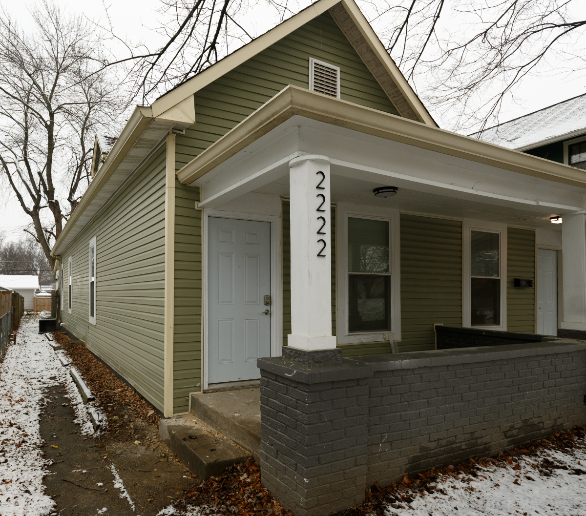 King Bed, Spacious 1Bed/1Bath, Fenced Private Yard, Downtown Indy,  Safe and Quiet Neighborhood - Photo 9