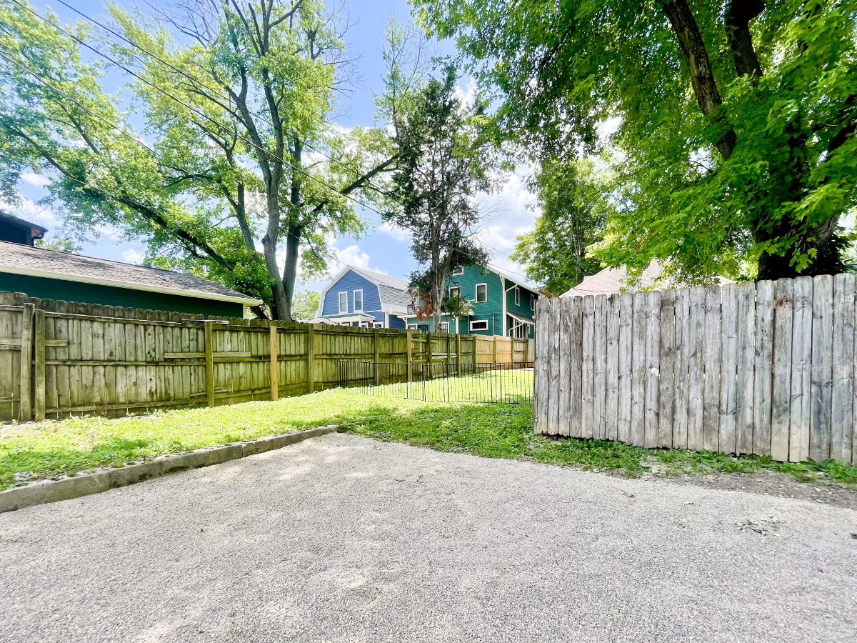 King Bed, Spacious 1Bed/1Bath, Fenced Private Yard, Downtown Indy,  Safe and Quiet Neighborhood - Photo 10
