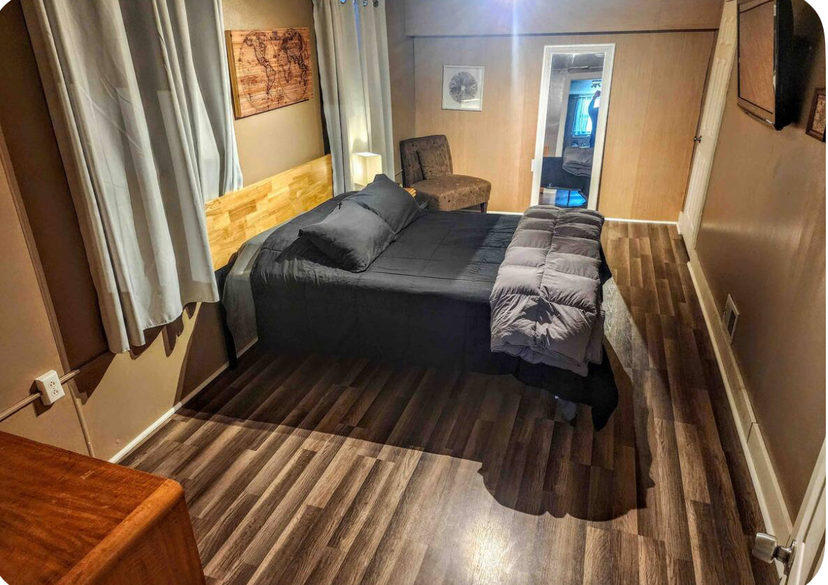 Bright, Pet-Friendly Apartment with Backyard and Gym Access - Photo 6