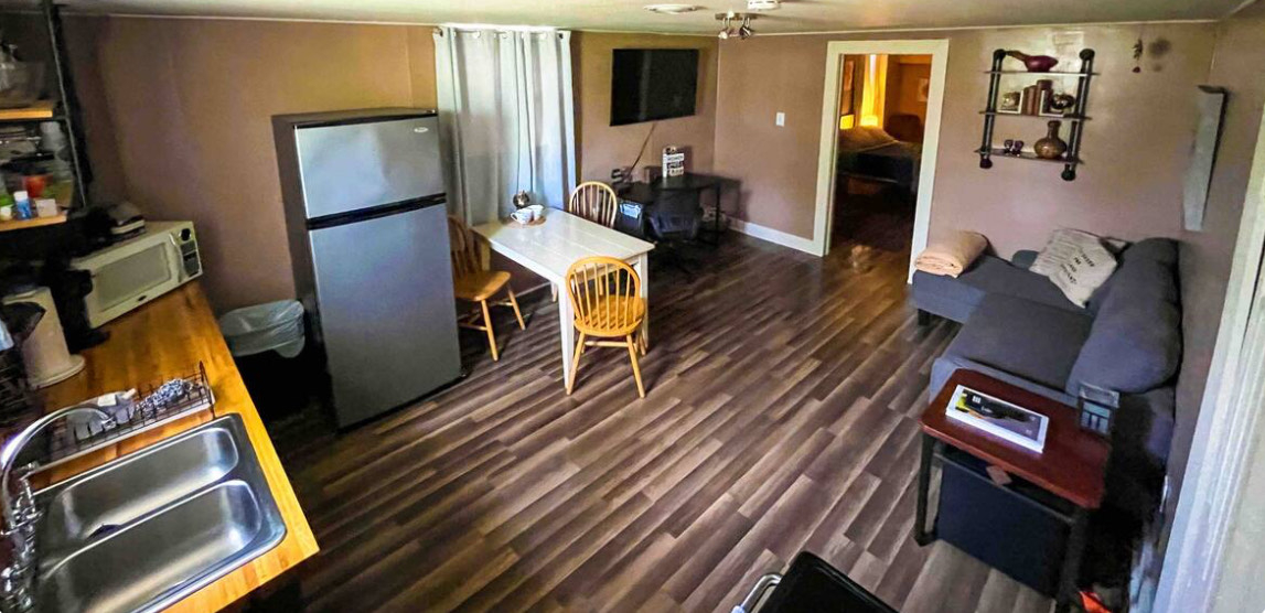 Bright, Pet-Friendly Apartment with Backyard and Gym Access - Photo 2